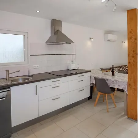 2 Bedroom Gorgeous In Holiday home *